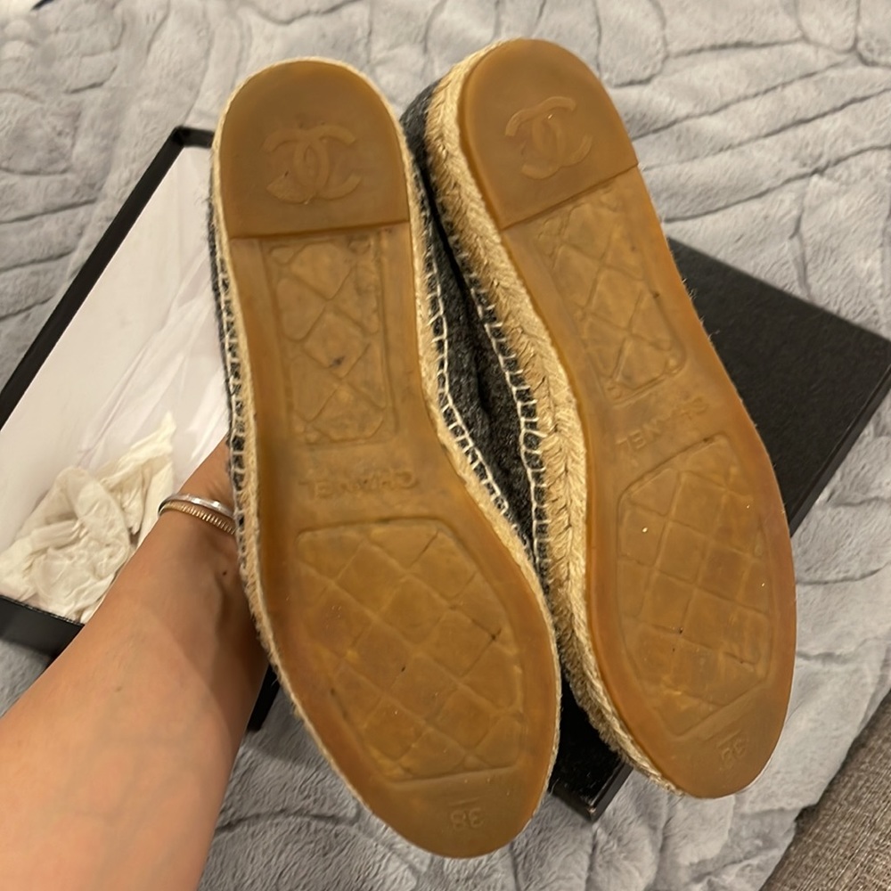 Chanel espadrilles in grey and black - Picture 2 of 3